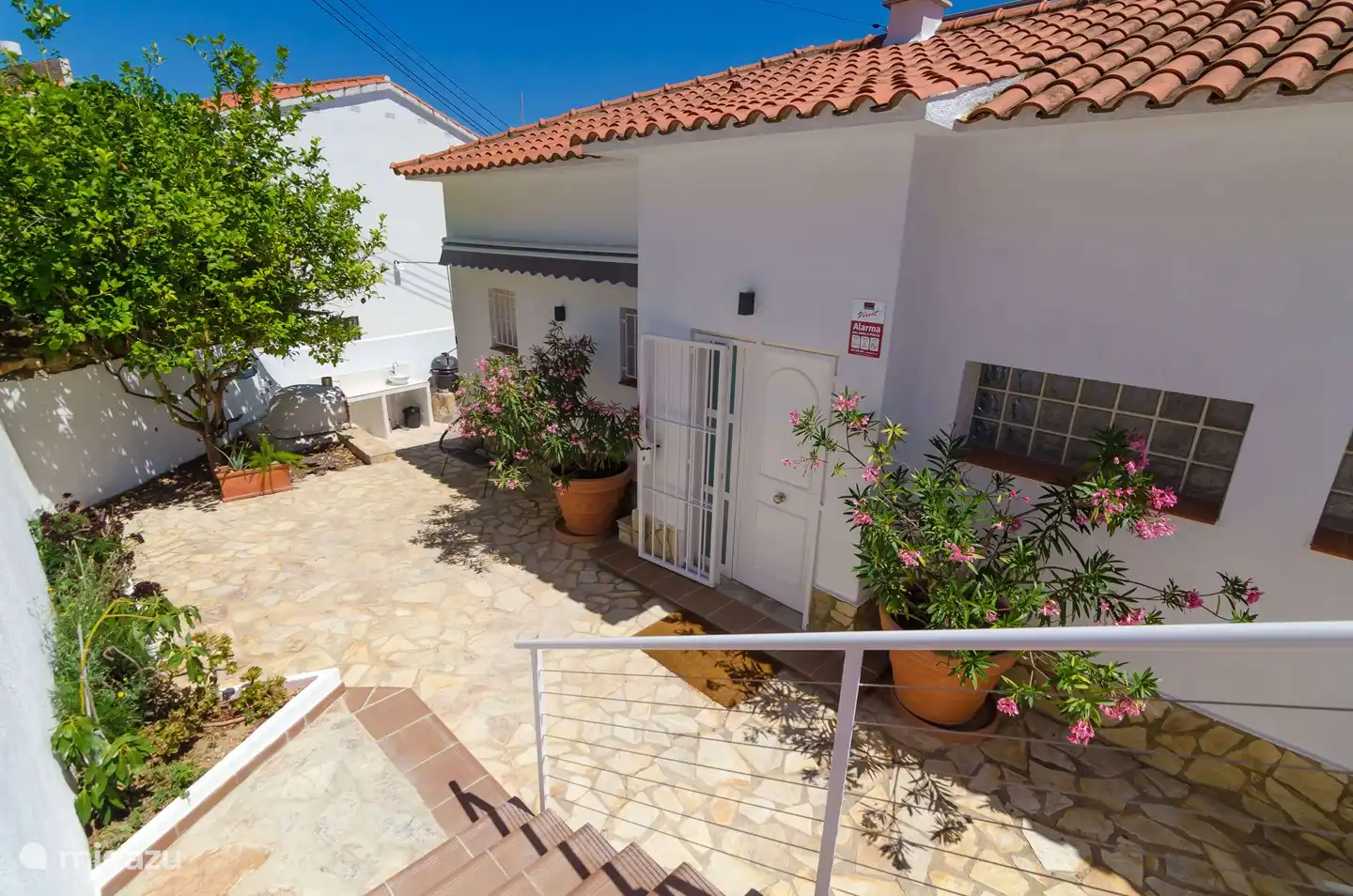 Wo Sie den 1. Stock und die erste Terrasse mit Luxus-Pizzaofen und Grill erreichen