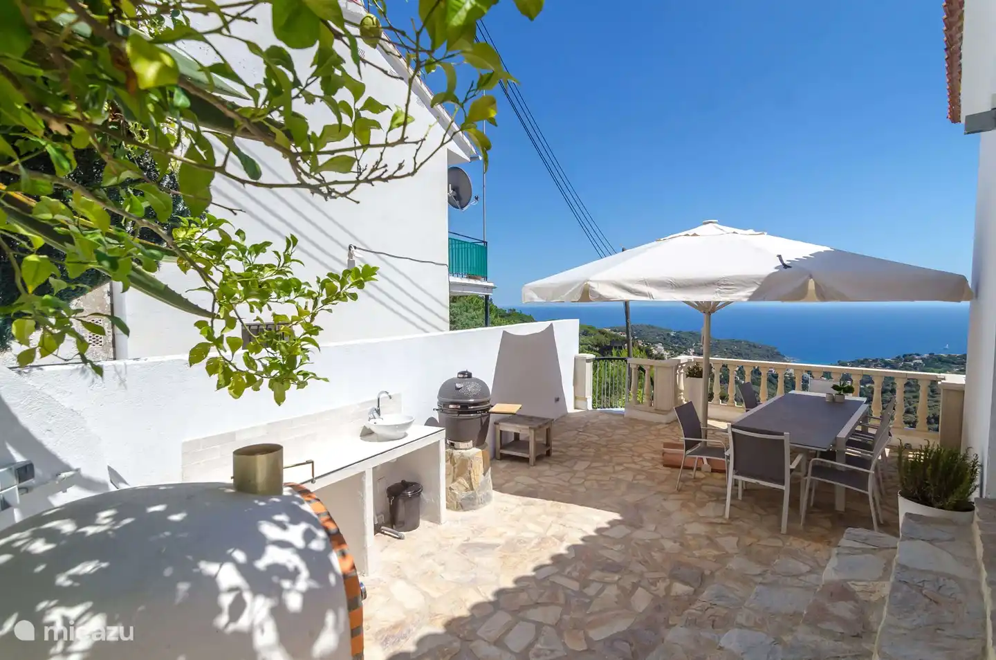 Mit Spüle, Pizzaofen und Green Egg BBQ