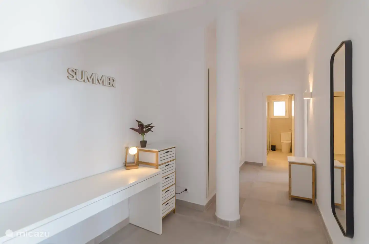 Über die Treppe betreten Sie den Flur mit den restlichen 4 Schlafzimmern und 2 Bädern