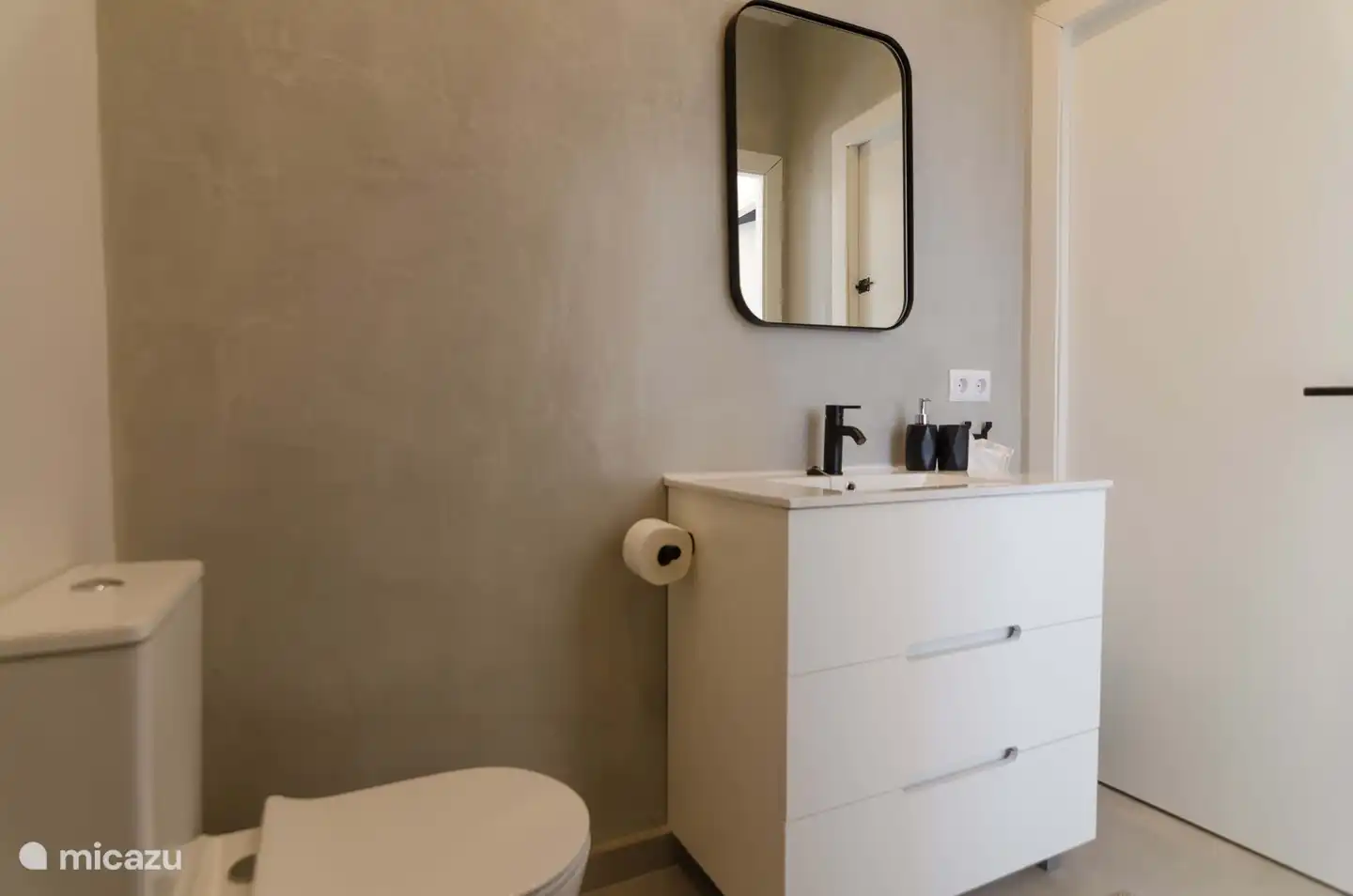 Badezimmer 2.0 mit Dusche und WC, angrenzend an Schlafzimmer 2.0