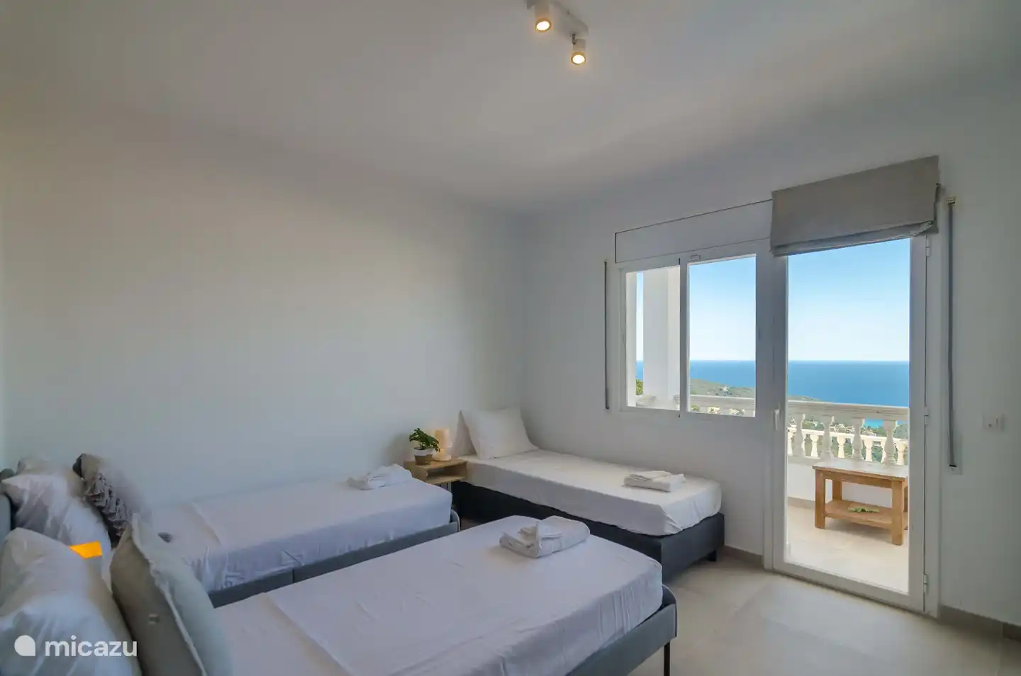 Schlafzimmer 4.0 mit 3 Einzelbetten, angrenzend an die Terrasse, die zum Pool führt