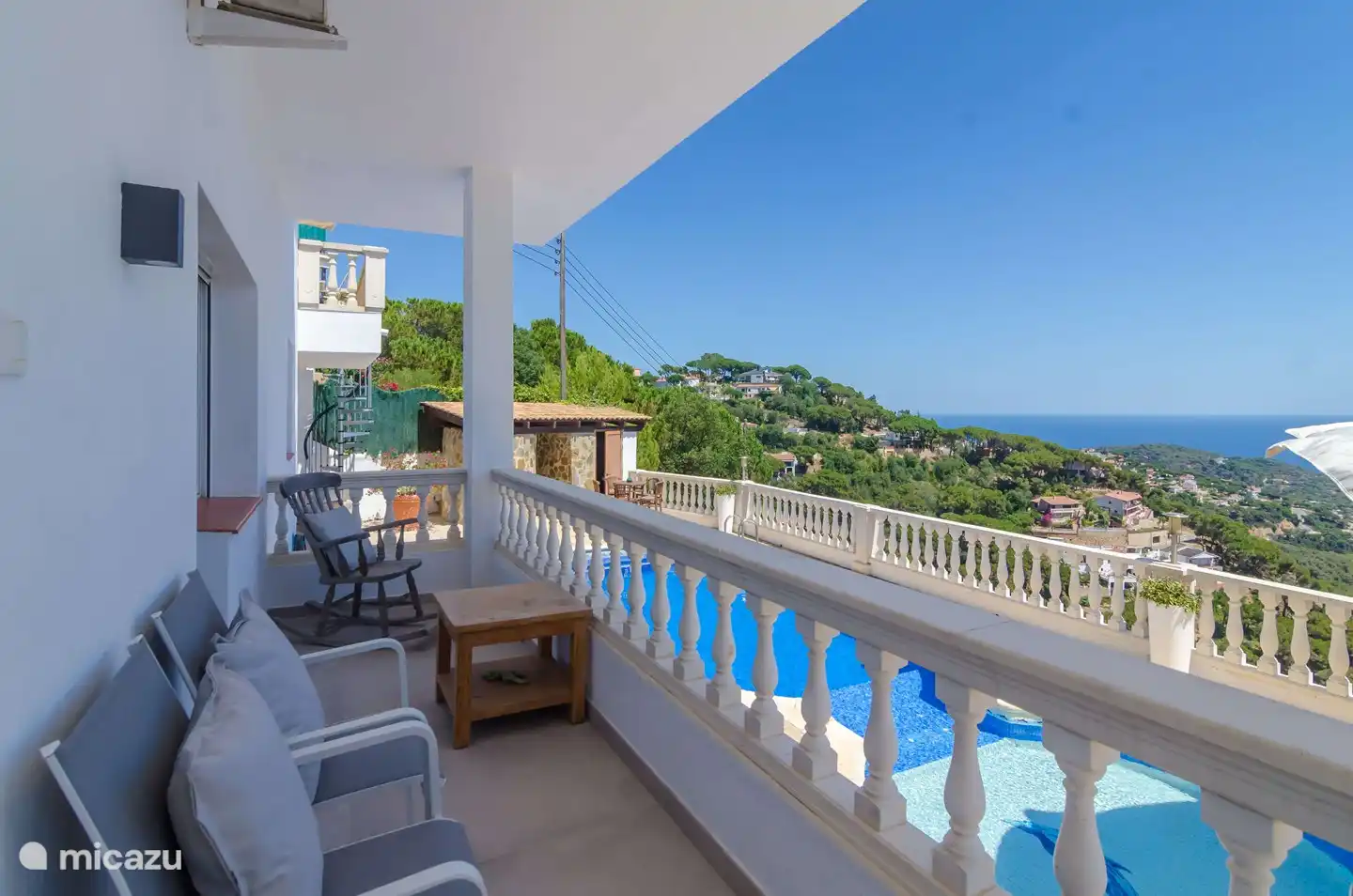 Terrasse im Schatten in der Nähe der Schlafzimmer, auf Poolebene