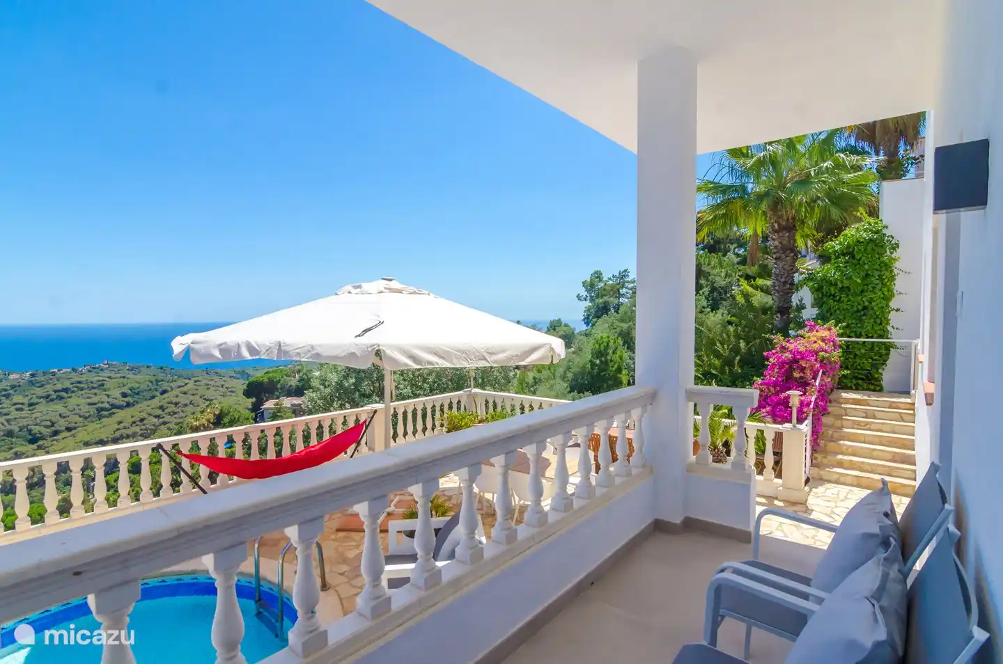 Über die Treppe steigen Sie zum Schwimmbad hinab