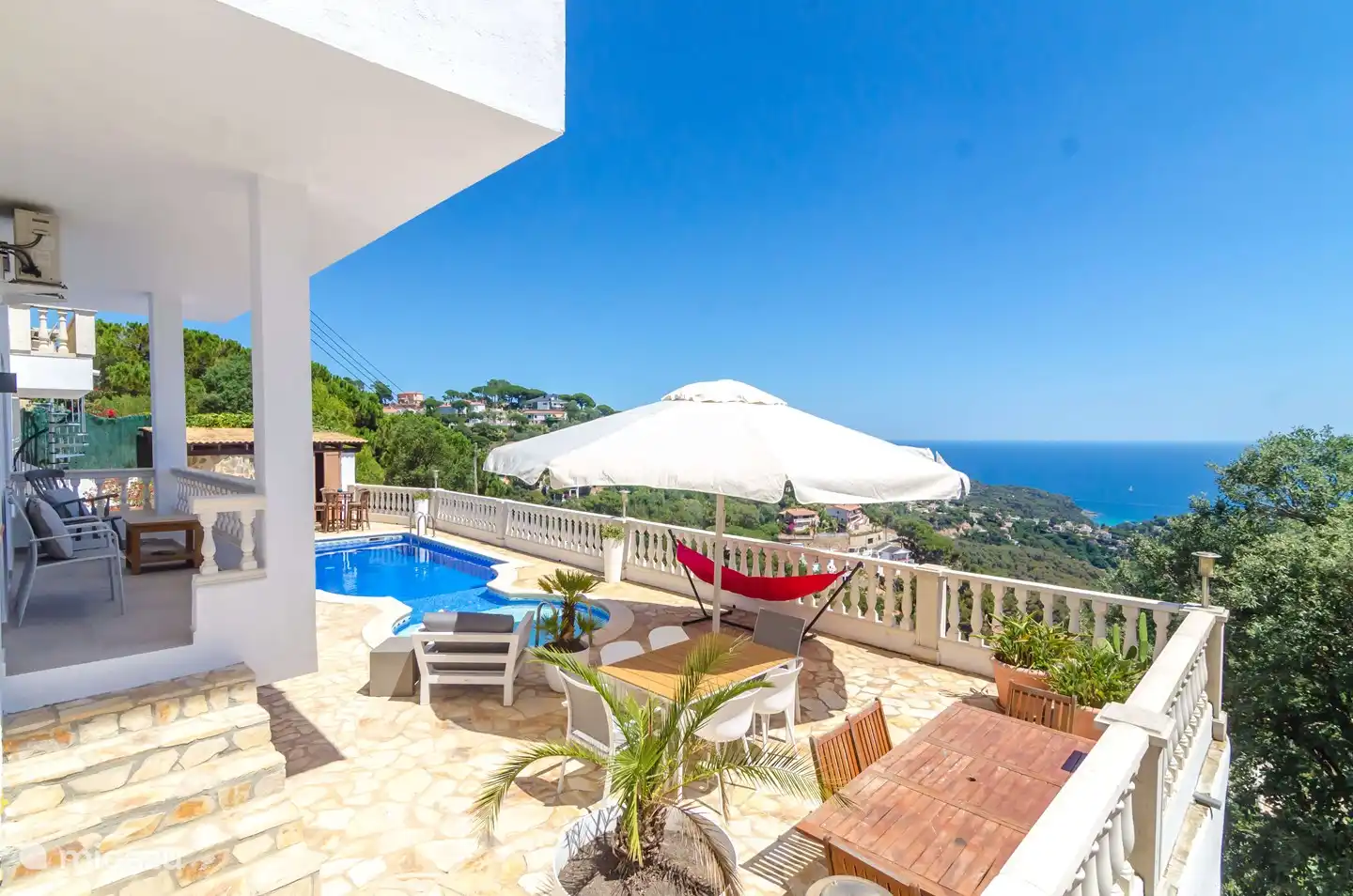 Mit genügend Gelegenheit sich mit dem großen Sonnenschirm im Schatten am Pool aufzuhalten