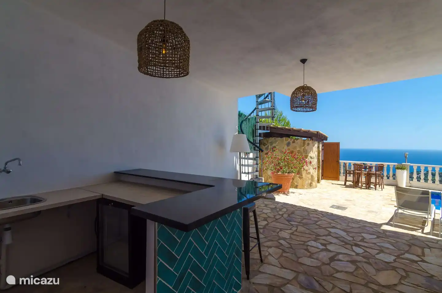 Mit Kühlschrank und Spüle