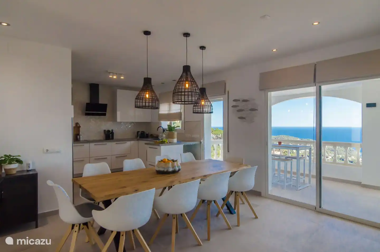 Sie kochen mit Blick auf die wunderschöne Bucht von Cala Canyelles!