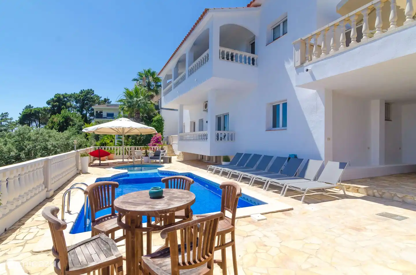 Swimmingpool mit genügend Sonnenliegen für alle