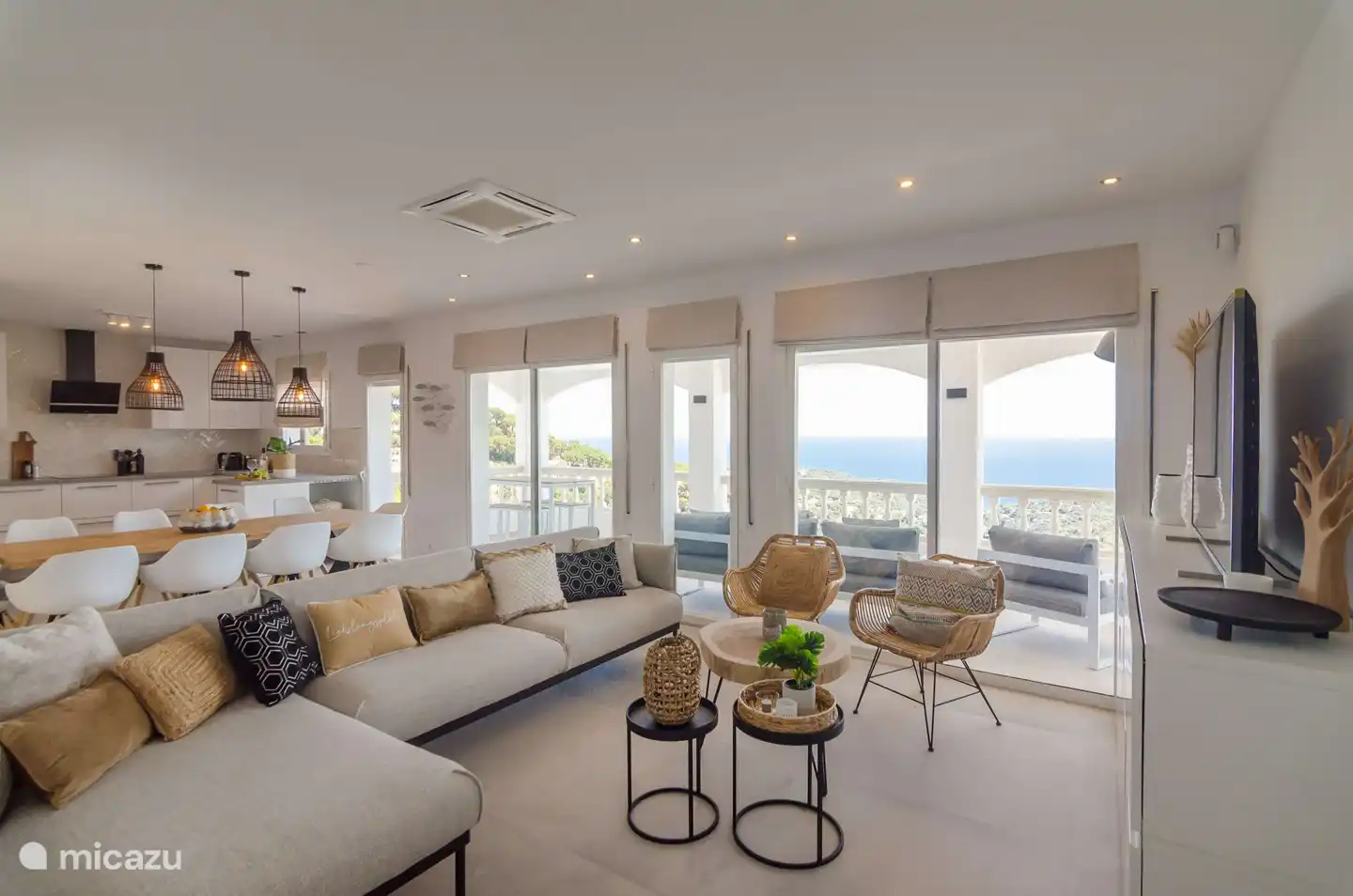 Wunderschön eingerichtetes Wohnzimmer mit Fernseher mit Kanälen in allen Sprachen, Netflix und Streaming