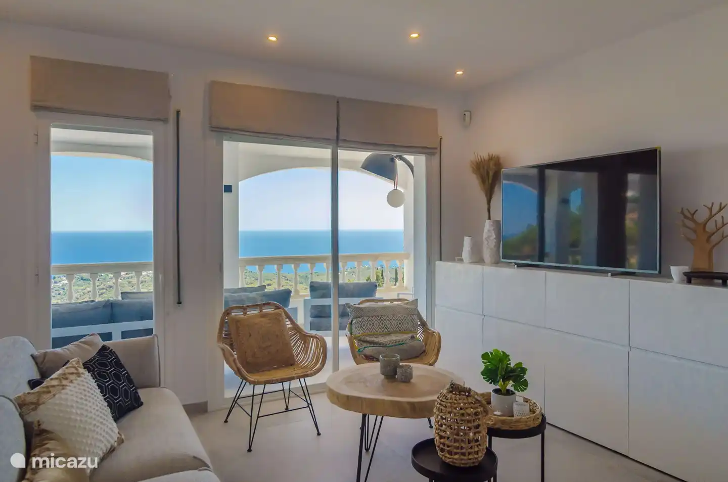 An das Wohnzimmer grenzt ein großer Balkon mit wunderschönem Meerblick!