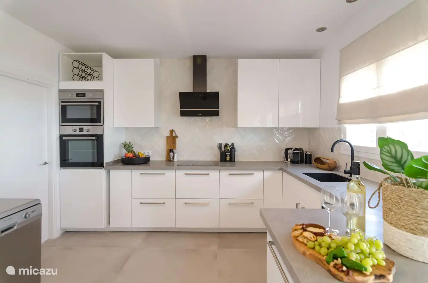 Die Küche ist komplett ausgestattet und verfügt über nicht weniger als 2 Geschirrspüler