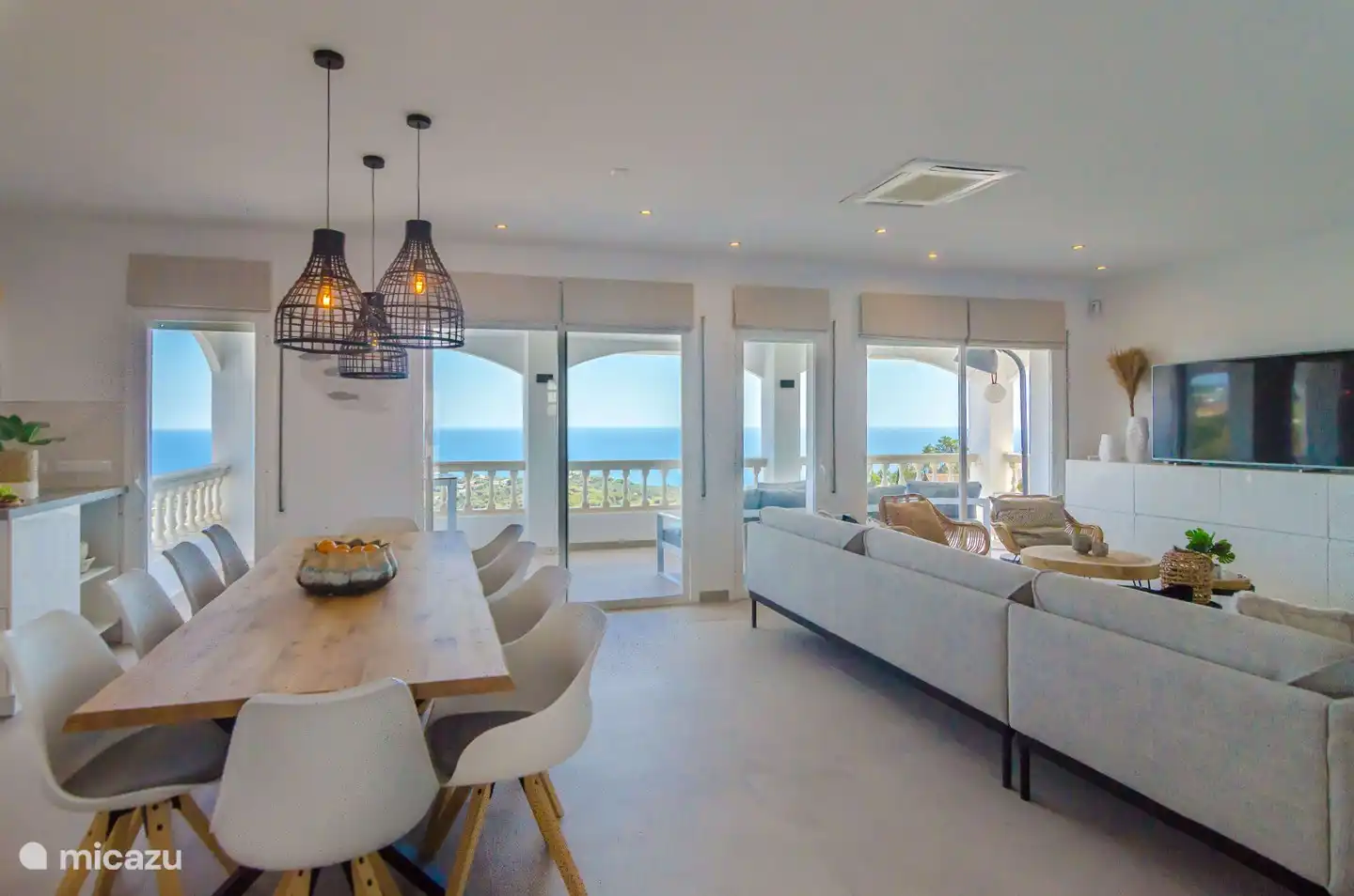 Das Wohnzimmer befindet sich im ersten Stock mit der Küche und einem Schlafzimmer