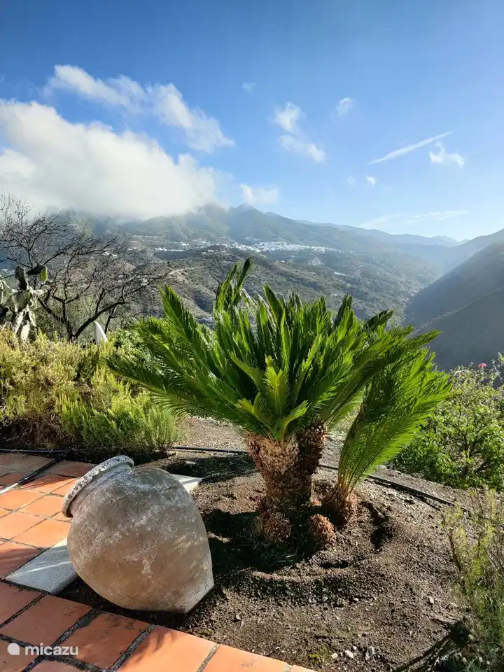 Canillas de Aceituno sind auf der Rückseite der Casa Colorado zu sehen