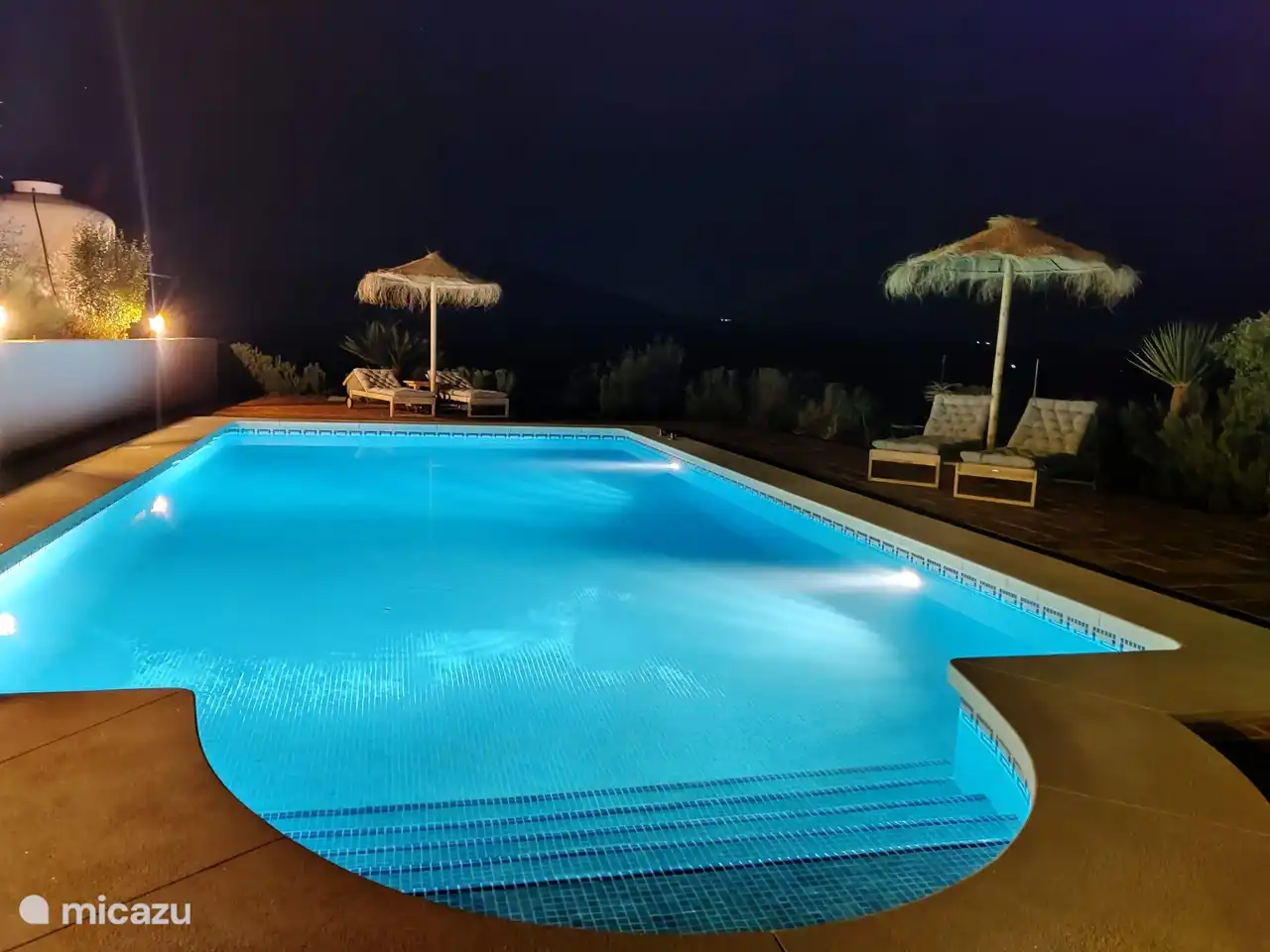 Pool bei Nacht