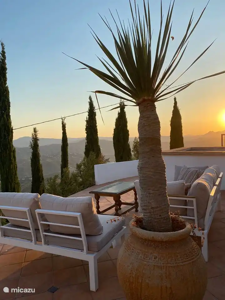 Hier sitzt man im Sommer morgens und in den Wintermonaten nachmittags bis zum Sonnenuntergang in der warmen Wintersonne im Schatten