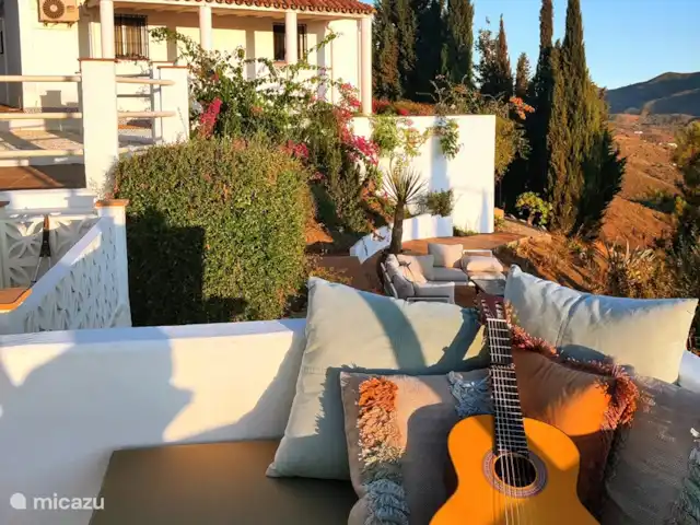 Maison Colorado | Espagne, Andalousie, Canillas de Aceituno - maison de vacances Détendez-vous sur le lit de salon au soleil du soir
