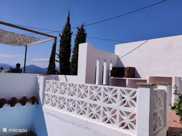 Maison Colorado | Espagne, Andalousie, Canillas de Aceituno - maison de vacances La cuisine extérieure sur le toit-terrasse.