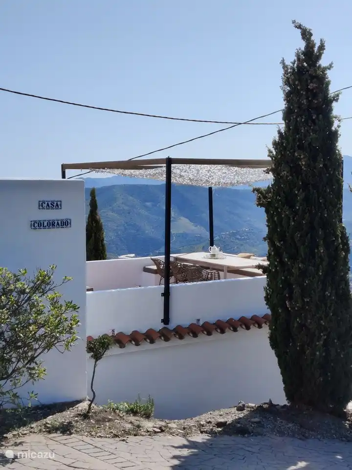 Genießen Sie die phänomenale Aussicht und den kühlenden Wind in den warmen Sommermonaten auf der Dachterrasse.