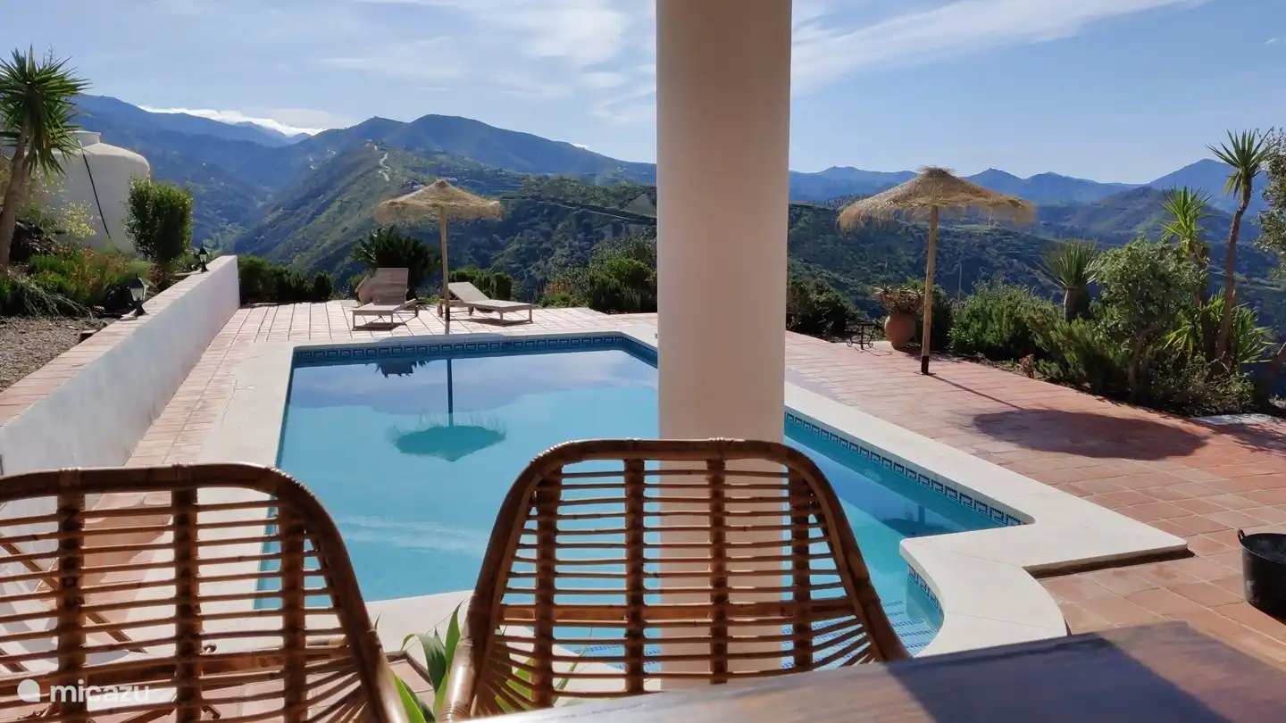 Von der Veranda aus haben Sie einen fantastischen Blick über den Pool und die umliegenden Berge,