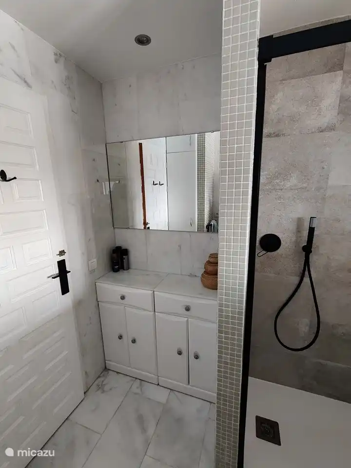 Ein zusätzlicher Spiegel ist sehr willkommen, wenn Sie gemeinsam im Badezimmer sind