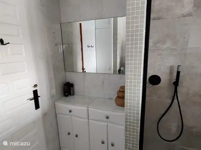 Maison Colorado | Espagne, Andalousie, Canillas de Aceituno - maison de vacances Un miroir supplémentaire est le bienvenu lorsque vous êtes ensemble dans la salle de bain