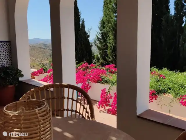 Maison Colorado | Espagne, Andalousie, Canillas de Aceituno - maison de vacances Le patio près de la porte d'entrée est ombragé toute la journée, ce qui en fait un endroit agréable pour manger quand il fait chaud.