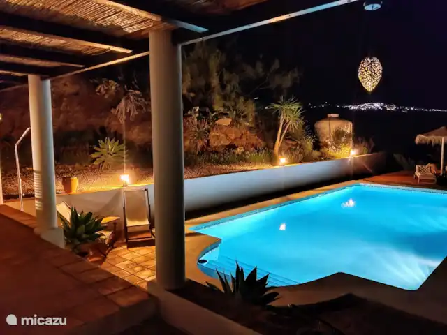 Maison Colorado | Espagne, Andalousie, Canillas de Aceituno - maison de vacances Le soir, la piscine est joliment éclairée et vous pourrez vous baigner.