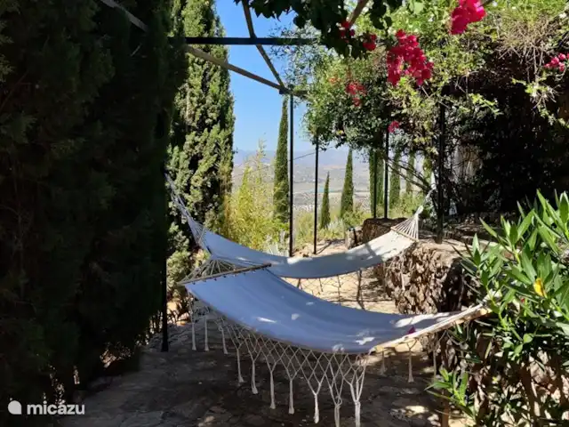 Maison Colorado | Espagne, Andalousie, Canillas de Aceituno - maison de vacances Un étage plus bas dans le jardin, vous pourrez faire la sieste dans le hamac entre les cyprès.