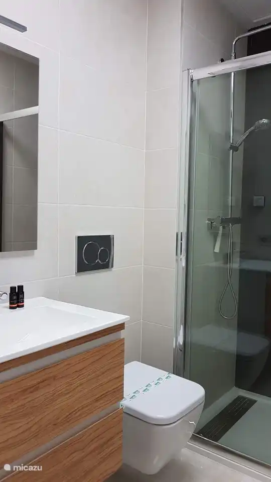 Das Waschbecken hat zwei Schubladen, die praktisch eingerichtet sind.