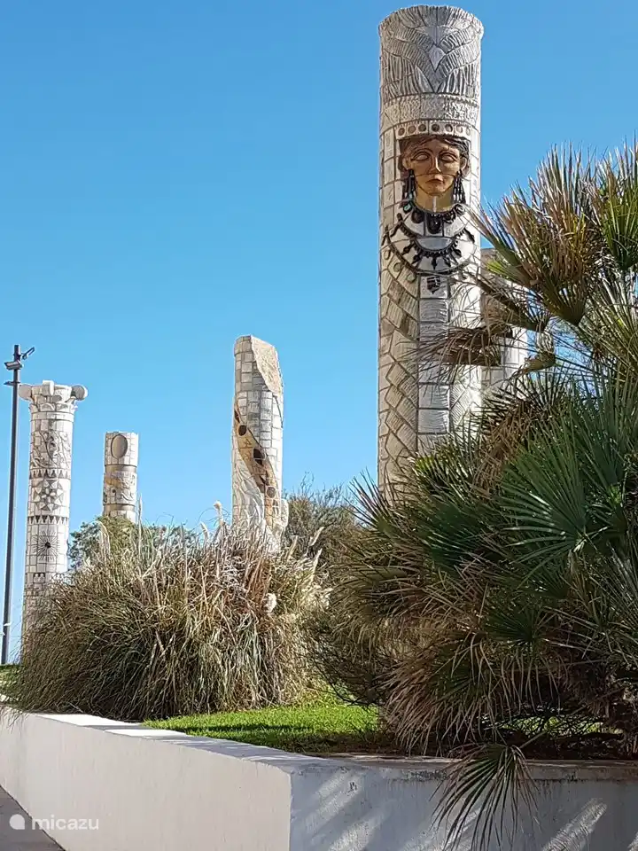 Kunstwerk an der Fußgängerpromenade von Torrevieja.