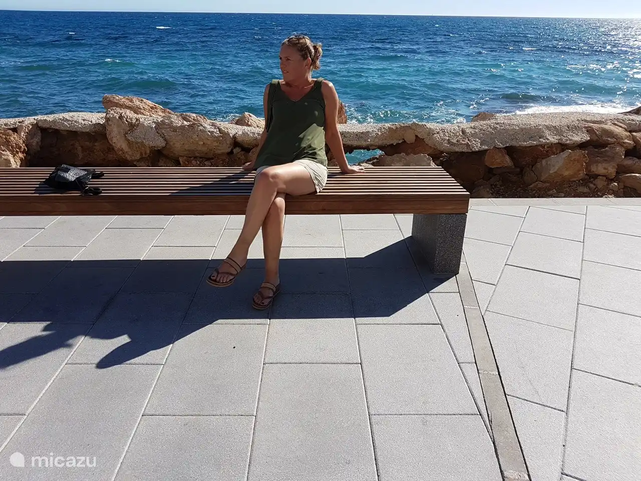 Hier siehst du mich das Meer genießen.