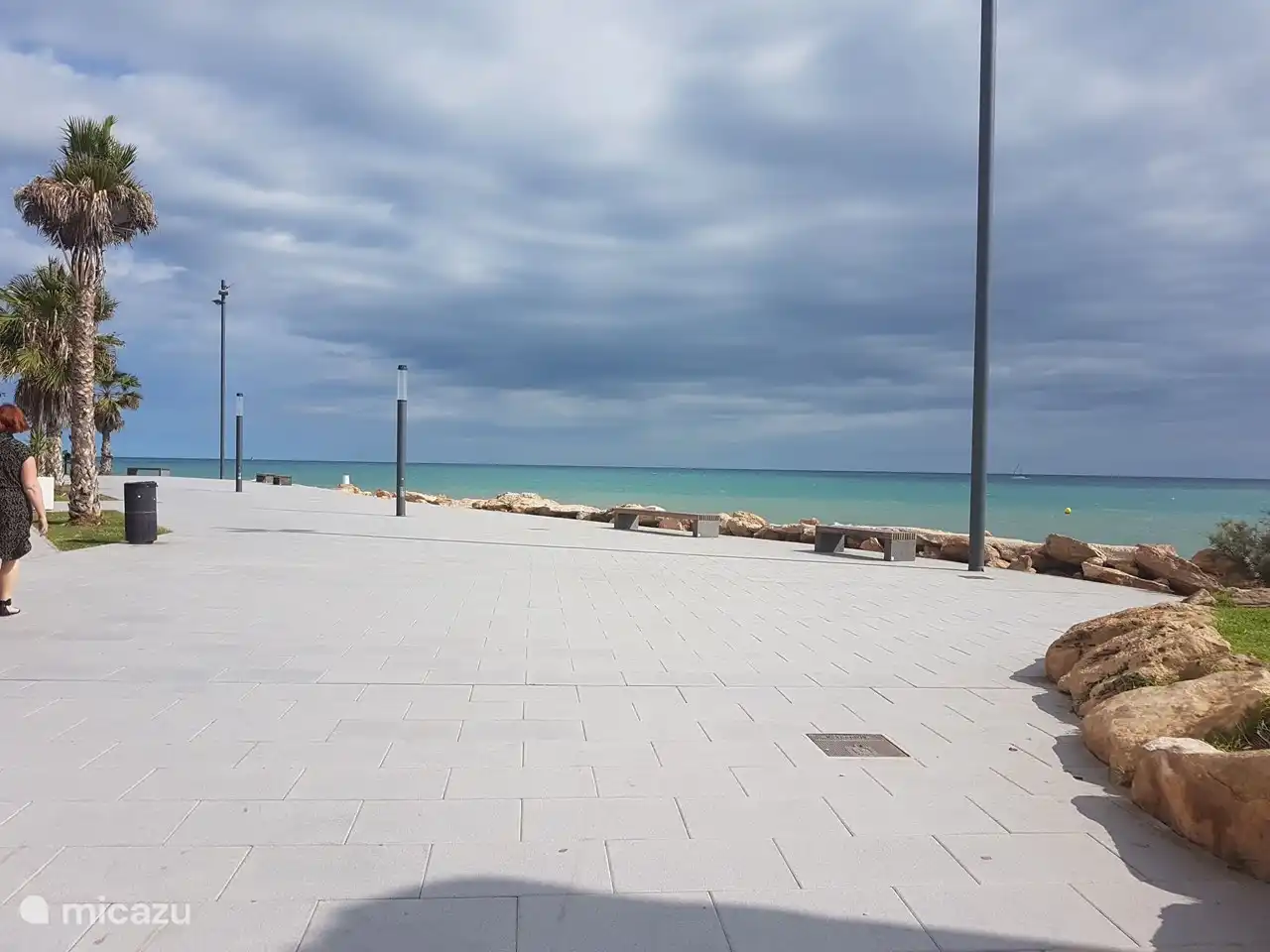 Machen Sie einen Spaziergang entlang der Fußgängerpromenade.