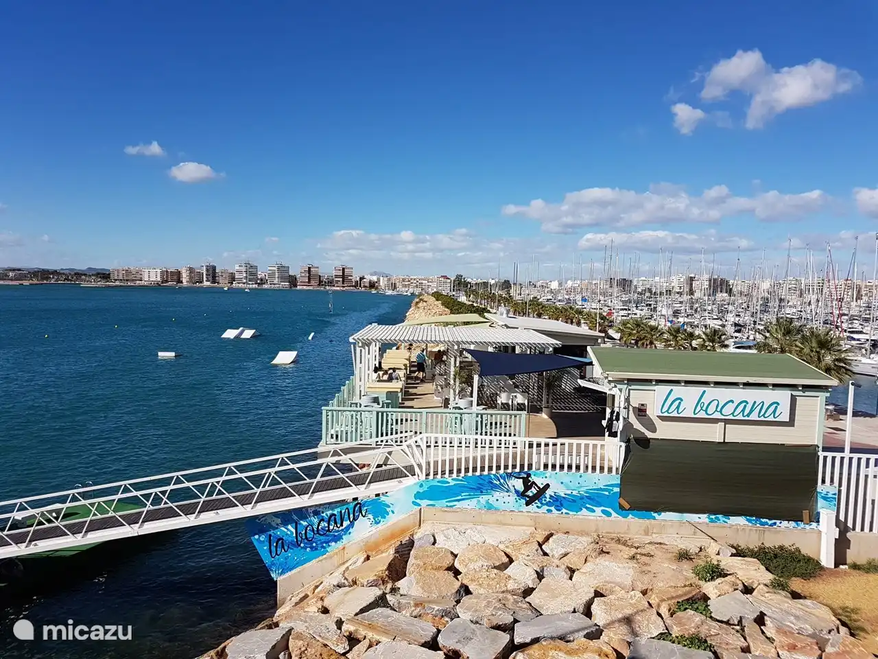 Tagsüber können Sie viele Wassersportaktivitäten genießen (Wasserski, Paddelsurfen, Wakeboard usw.). Am Abend ist es der beste Ort für einen Sonnenuntergang und es gibt auch eine Reihe von Strandclubs, die abends Unterhaltung bieten.