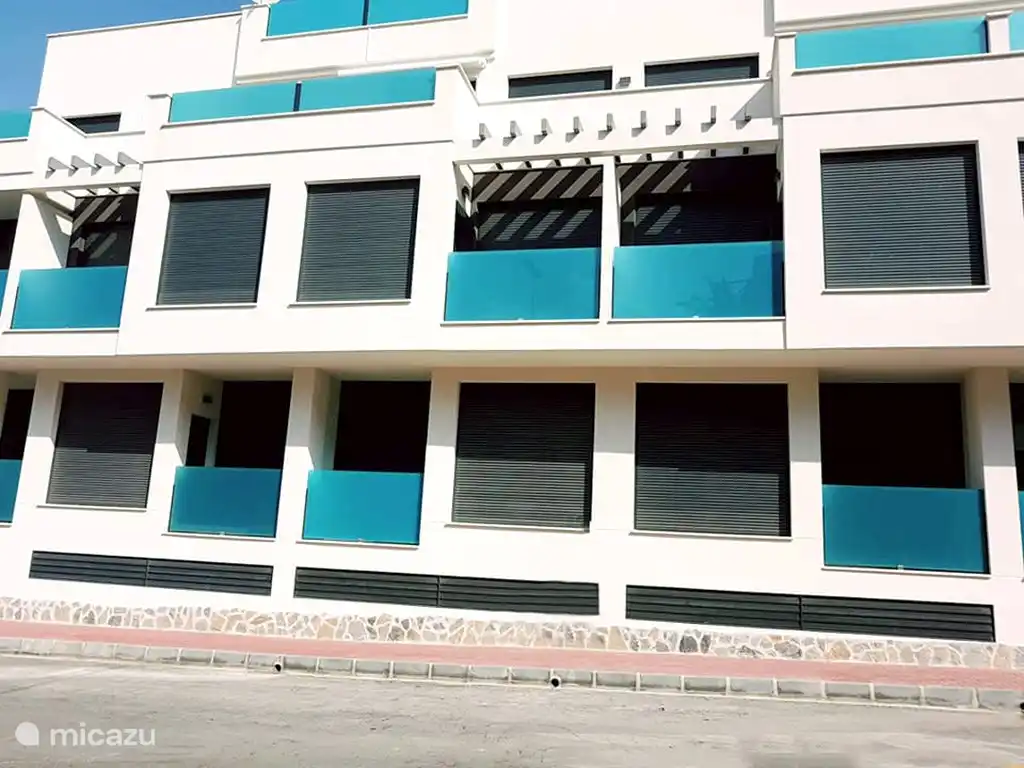 Die Wohnung befindet sich in einer ruhigen Gegend, 800 Meter vom Strand und dem Zentrum von Torrevieja entfernt. Idealer Ausgangspunkt für die Erkundung der Costa Blanca und auch beliebt bei denen, die lieber in Torrevieja bleiben. Erhöhtes Erdgeschoss, also keine Aussicht.