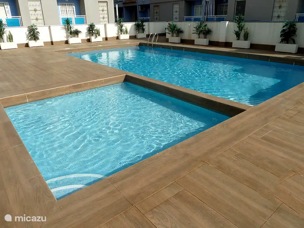 Gemeinschaftspool, Liegestühle in der Wohnung vorhanden.