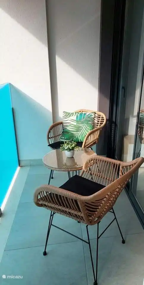 Terrasse auf der Straßenseite zugänglich durch Schiebefenster vom Schlafzimmer oder durch die Tür des Wohnzimmers mit Sonne den ganzen Tag!