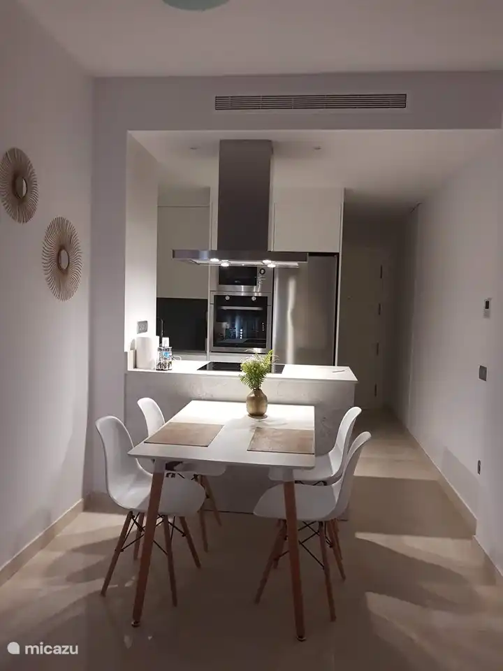 Der Speisesaal ist geschmackvoll eingerichtet, Teller und Besteck sind vorhanden.