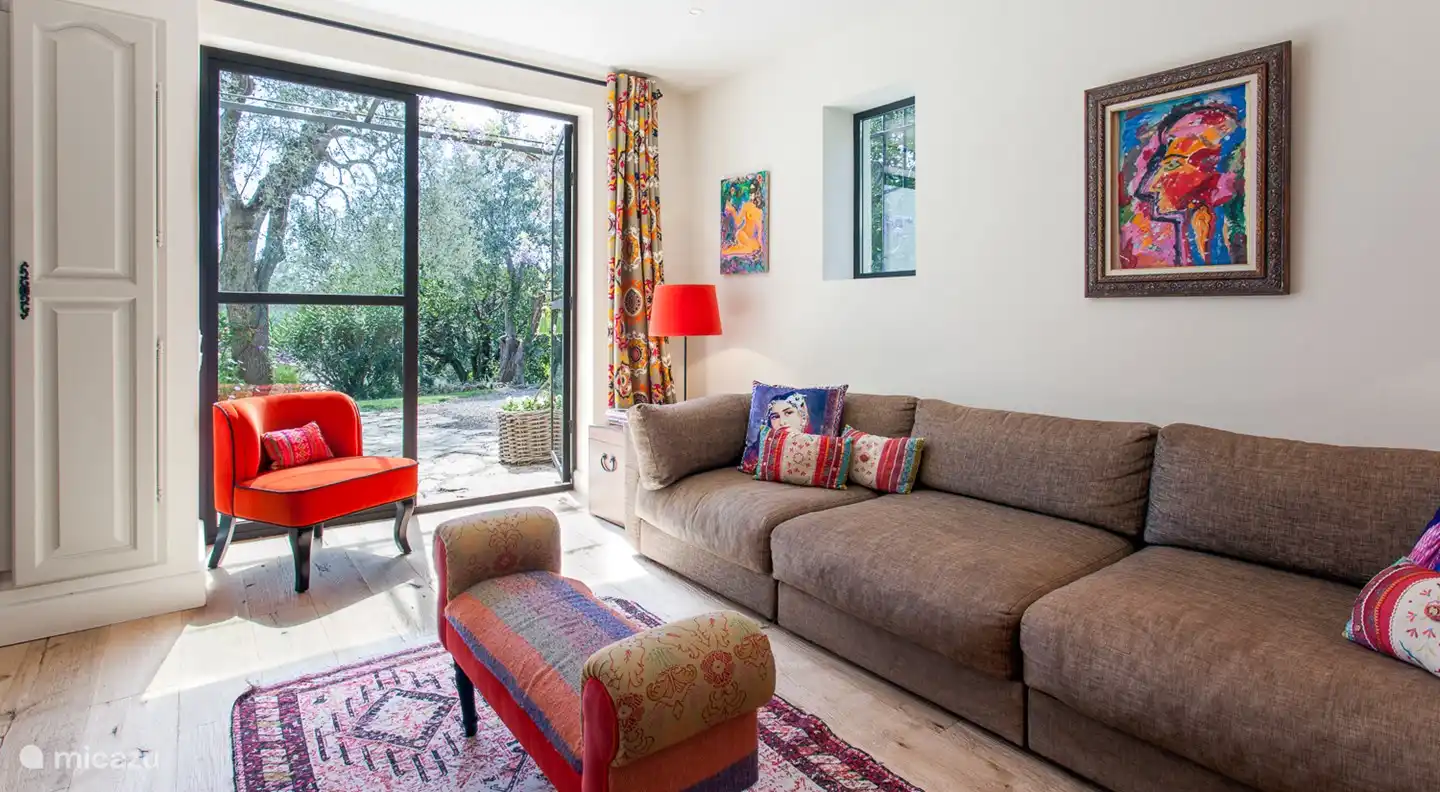 Sitzecke und Fernseher