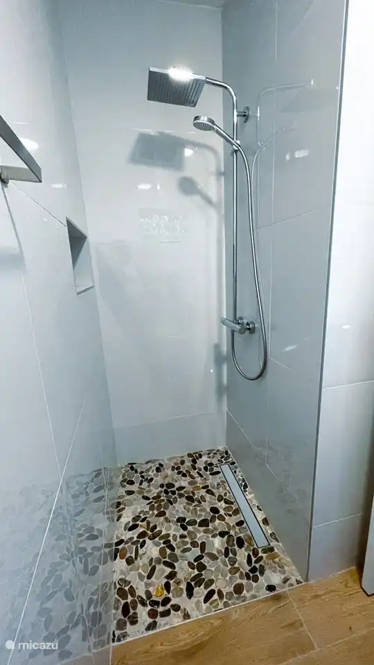 Heerlijke ruime inloop douche