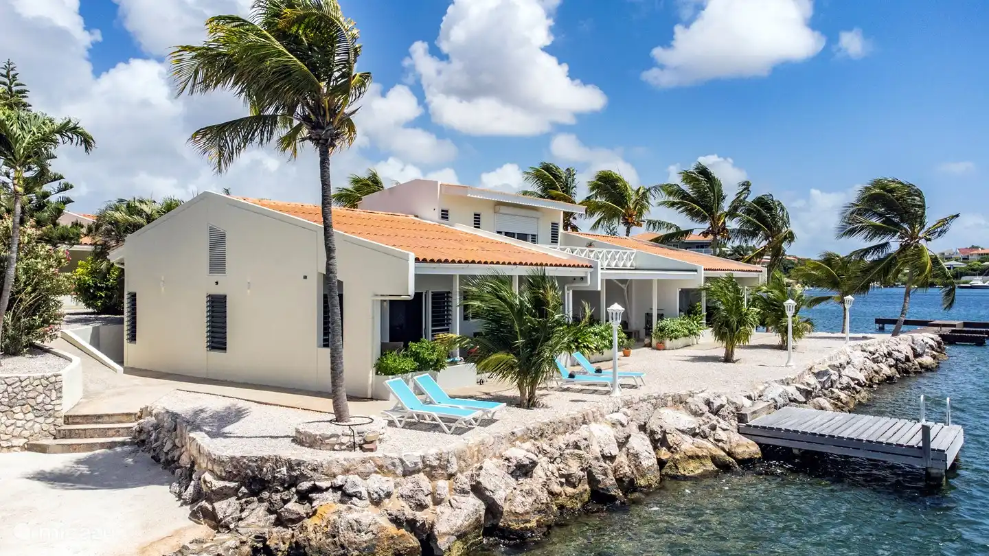 Linker woning, direct gelegen aan het Spaanse water, WAT EEN UNIEKE PLEK.