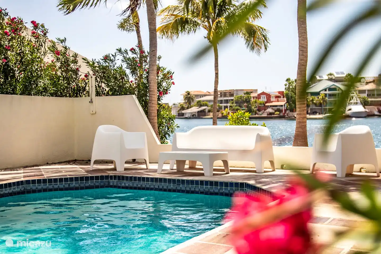 Zwembad met heerlijk zitje