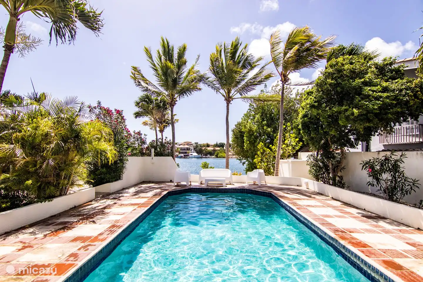 Zwembad met uitzicht op het Spaanse water