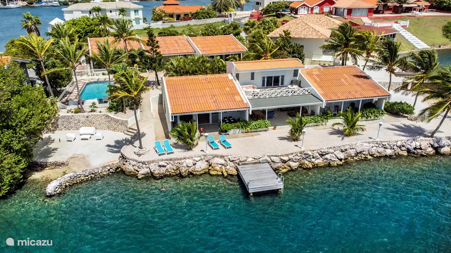 Klein resort, 6 woningen, linker woning is 3 Palabrua