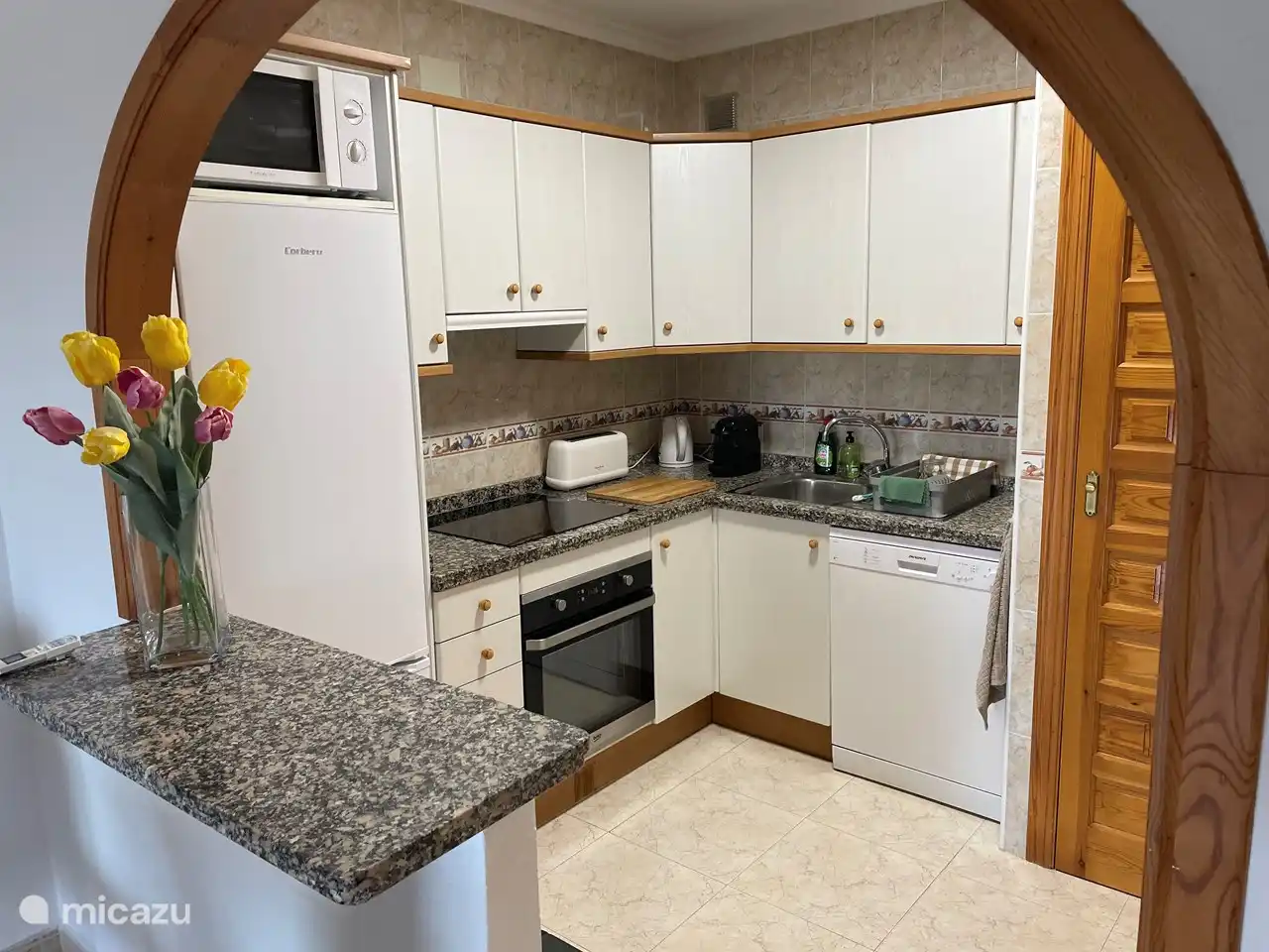 Cocina totalmente equipada con microondas, frigorífico/congelador, placa de inducción, horno, Nespresso, tetera, tostadora, etc. Lavadora en el armario de la caldera.