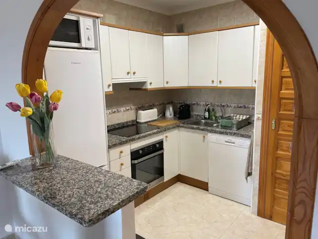 casa natalia en España, Costa Blanca, Benitachell - apartamento Cocina totalmente equipada con microondas, frigorífico/congelador, placa de inducción, horno, Nespresso, tetera, tostadora, etc. Lavadora en el armario de la caldera.