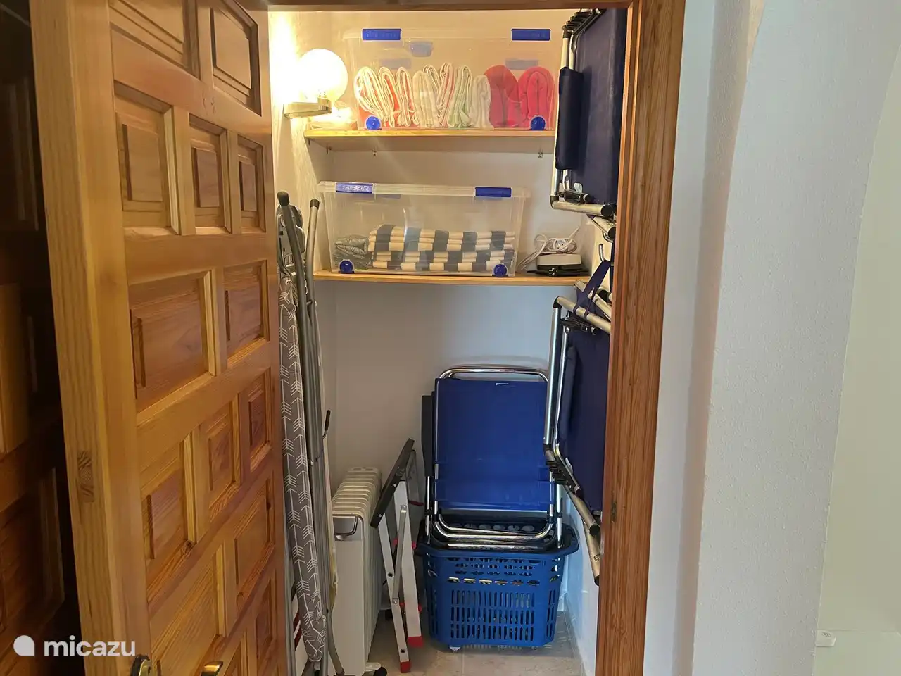 Trastero con tumbonas plegables, sillones, tabla de planchar, etc.