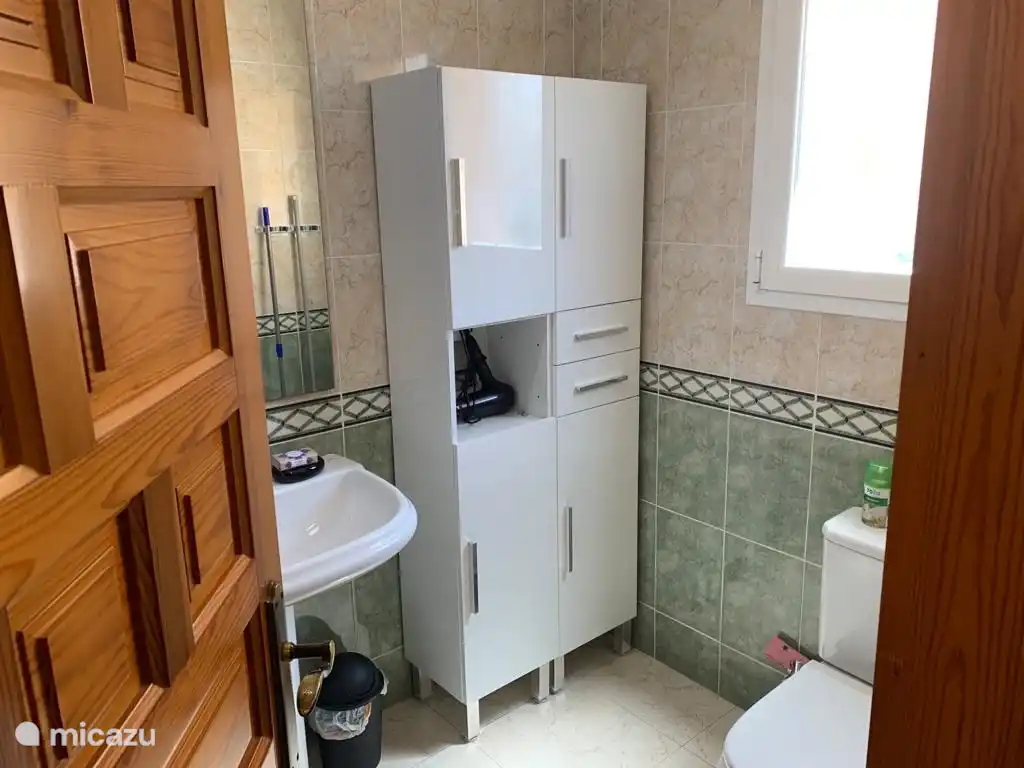 Baño con armarios y secador de pelo