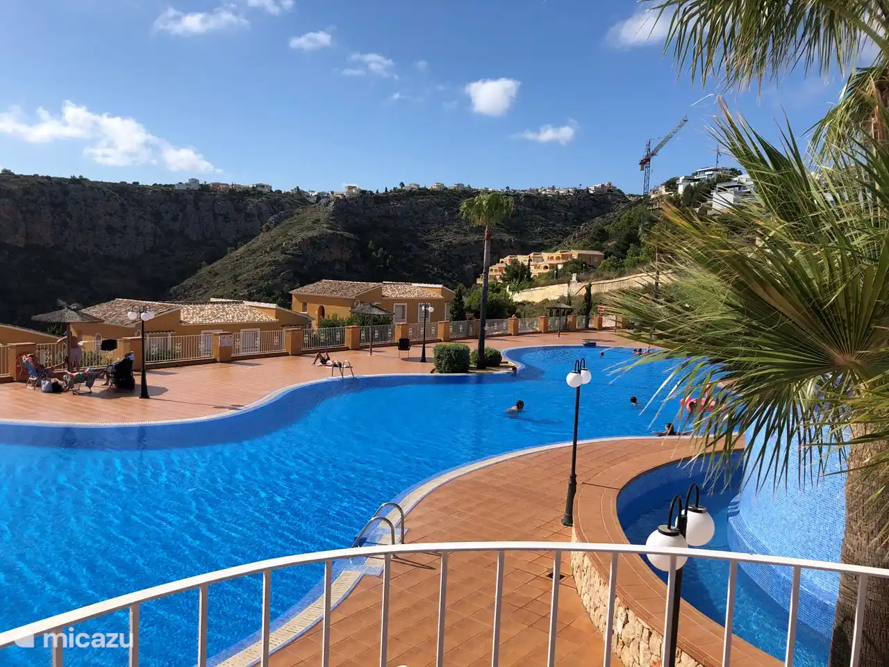 Encantadora piscina en el complejo.