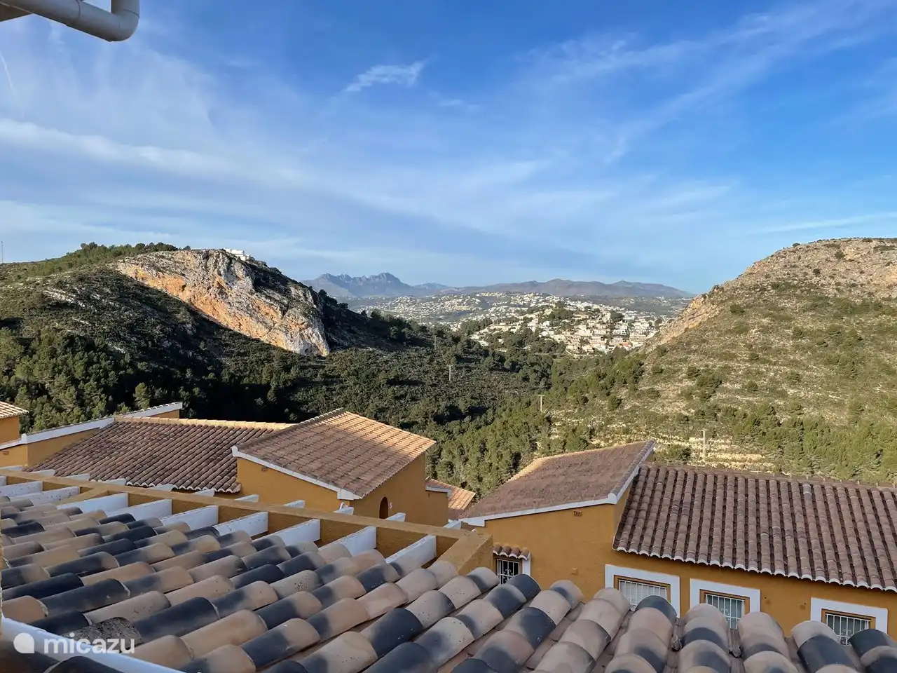 Disfrute desde su propio balcón espacioso.