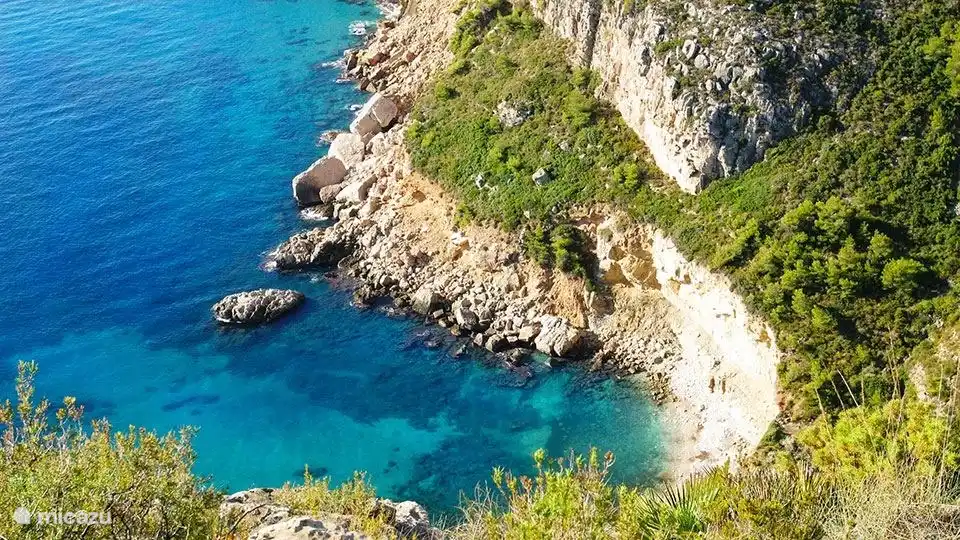 Pequeña bahía a la que solo se puede acceder a pie o por agua