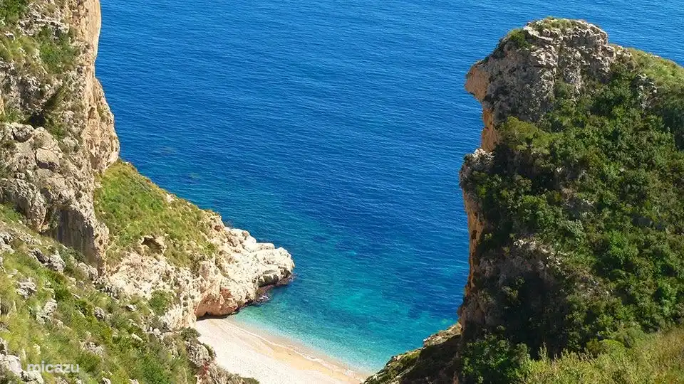 Pequeña bahía a la que solo se puede acceder a pie o por agua